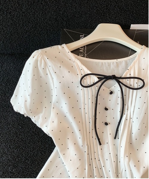 LUCPY(ラクピー)の「プチドットリボンブラウス(シャツ/ブラウス・レディース・ホワイト・LARGE/MEDIUM/SMALL)」の2枚目の写真