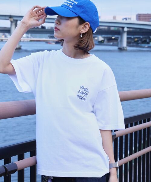 FFEIN(フェイン)の「【FFEIN(フェイン)】ワンポイント3段ロゴアウトライン刺繍ショート丈Tシャツ / クルーネック 半袖 ワンポイント シンプル 刺繍【短丈】(Tシャツ/カットソー・メンズ・ホワイト/ネイビー/ブラック・LARGE/MEDIUM/SMALL)」の2枚目の写真