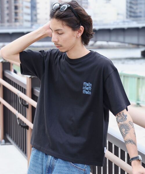 FFEIN(フェイン)の「【FFEIN(フェイン)】ワンポイント3段ロゴアウトライン刺繍ショート丈Tシャツ / クルーネック 半袖 ワンポイント シンプル 刺繍【短丈】(Tシャツ/カットソー・メンズ・ホワイト/ネイビー/ブラック・LARGE/MEDIUM/SMALL)」の3枚目の写真