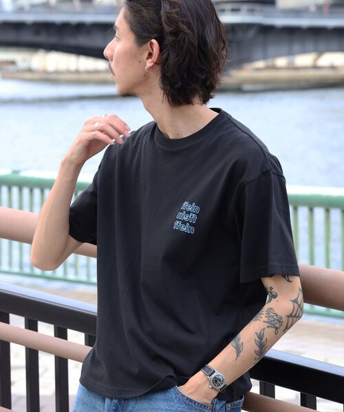 FFEIN(フェイン)の「【FFEIN(フェイン)】ワンポイント3段ロゴアウトライン刺繍ショート丈Tシャツ / クルーネック 半袖 ワンポイント シンプル 刺繍【短丈】(Tシャツ/カットソー・メンズ・ホワイト/ネイビー/ブラック・LARGE/MEDIUM/SMALL)」の4枚目の写真
