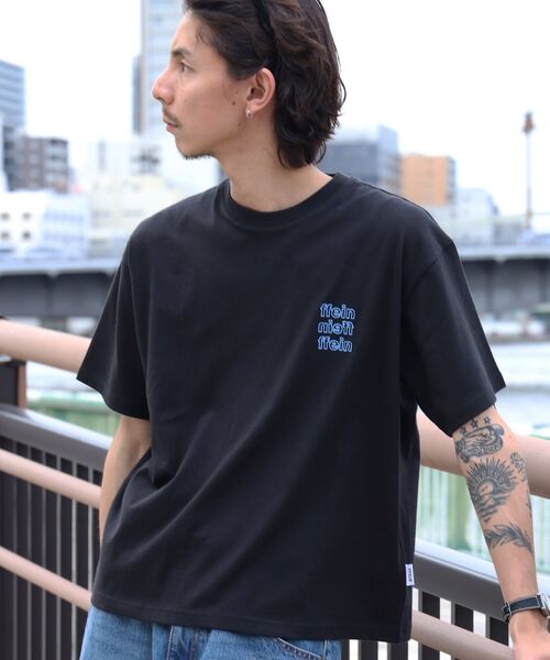 FFEIN(フェイン)の「【FFEIN(フェイン)】ワンポイント3段ロゴアウトライン刺繍ショート丈Tシャツ / クルーネック 半袖 ワンポイント シンプル 刺繍【短丈】(Tシャツ/カットソー・メンズ・ホワイト/ネイビー/ブラック・LARGE/MEDIUM/SMALL)」の5枚目の写真