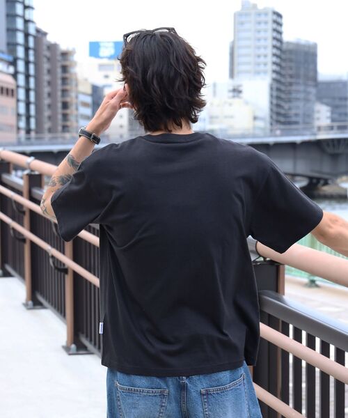 FFEIN(フェイン)の「【FFEIN(フェイン)】ワンポイント3段ロゴアウトライン刺繍ショート丈Tシャツ / クルーネック 半袖 ワンポイント シンプル 刺繍【短丈】(Tシャツ/カットソー・メンズ・ホワイト/ネイビー/ブラック・LARGE/MEDIUM/SMALL)」の6枚目の写真