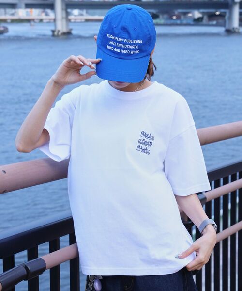 FFEIN(フェイン)の「【FFEIN(フェイン)】ワンポイント3段ロゴアウトライン刺繍ショート丈Tシャツ / クルーネック 半袖 ワンポイント シンプル 刺繍【短丈】(Tシャツ/カットソー・メンズ・ホワイト/ネイビー/ブラック・LARGE/MEDIUM/SMALL)」の7枚目の写真