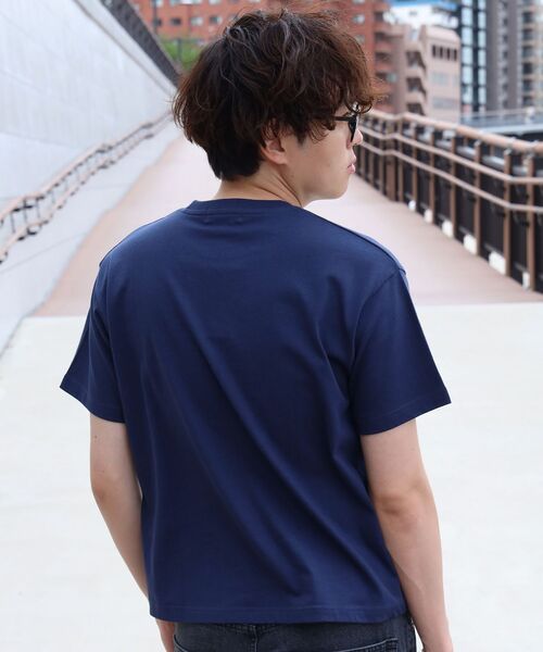 FFEIN(フェイン)の「【FFEIN(フェイン)】ワンポイント3段ロゴアウトライン刺繍ショート丈Tシャツ / クルーネック 半袖 ワンポイント シンプル 刺繍【短丈】(Tシャツ/カットソー・メンズ・ホワイト/ネイビー/ブラック・LARGE/MEDIUM/SMALL)」の13枚目の写真