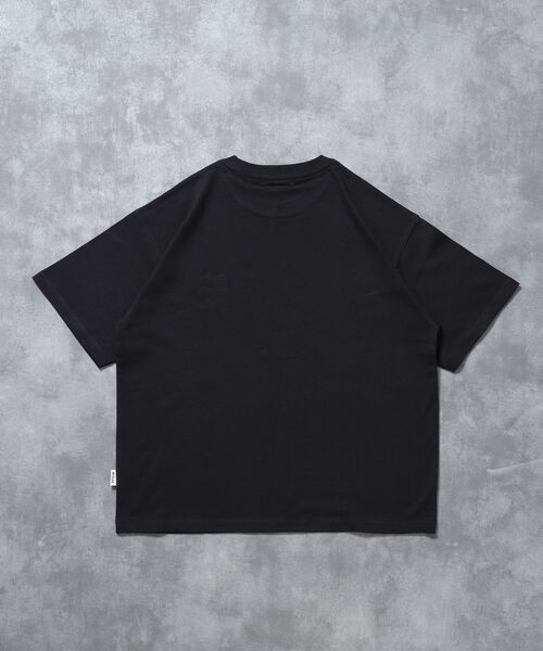 FFEIN(フェイン)の「【FFEIN(フェイン)】ワンポイント3段ロゴアウトライン刺繍ショート丈Tシャツ / クルーネック 半袖 ワンポイント シンプル 刺繍【短丈】(Tシャツ/カットソー・メンズ・ホワイト/ネイビー/ブラック・LARGE/MEDIUM/SMALL)」の15枚目の写真