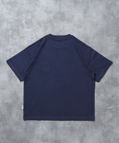 FFEIN(フェイン)の「【FFEIN(フェイン)】ワンポイント3段ロゴアウトライン刺繍ショート丈Tシャツ / クルーネック 半袖 ワンポイント シンプル 刺繍【短丈】(Tシャツ/カットソー・メンズ・ホワイト/ネイビー/ブラック・LARGE/MEDIUM/SMALL)」の21枚目の写真