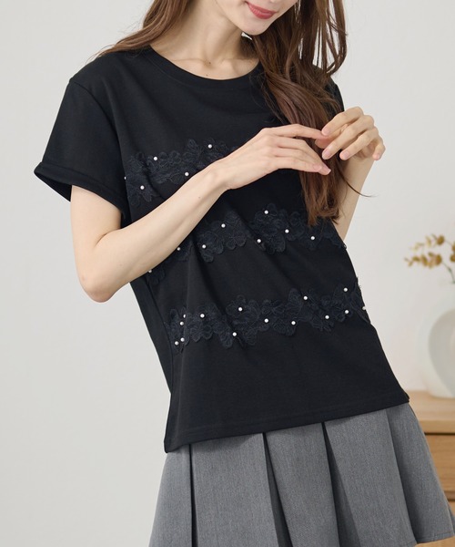 DAYRA(デイラ)の「フラワー レース パール デザイン カットソー(Tシャツ/カットソー・レディース・ホワイト/ブラック・FREE)」の4枚目の写真