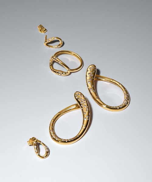PANDORA(パンドラ)の「オーガニカリー シェイプド ストーンセット オーバル スタッド ピアス(ピアス(両耳用)・レディース・イエローゴールド・FREE)」の3枚目の写真