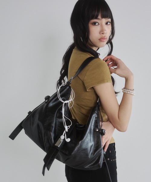 ENVYM（アンビー）の「サイドベルトメタルモチーフバッグ（ショルダーバッグ・レディース・ブラック/アイボリー/ブラウン・FREE）」の6枚目の写真