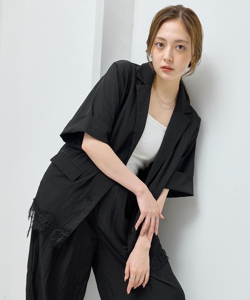 en CAnAF(エンカナフ)の「【軽やかに羽織れておしゃれ見え】セットアップ対応 リネンライク レースレイヤード ハーフスリーブジャケット(テーラードジャケット・レディース・アイボリー/グレイッシュベージュ/ブラック・フリー)」の2枚目の写真
