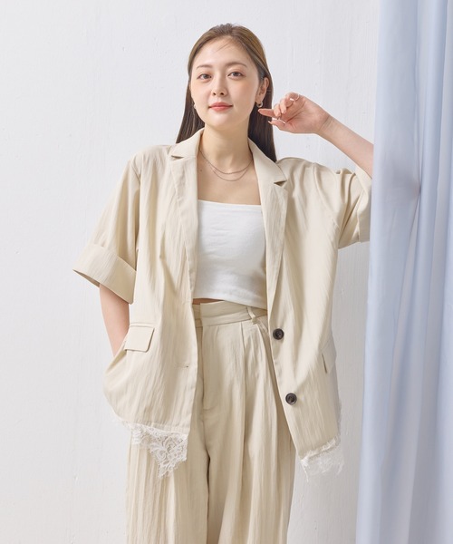 en CAnAF(エンカナフ)の「【軽やかに羽織れておしゃれ見え】セットアップ対応 リネンライク レースレイヤード ハーフスリーブジャケット(テーラードジャケット・レディース・アイボリー/グレイッシュベージュ/ブラック・フリー)」の4枚目の写真
