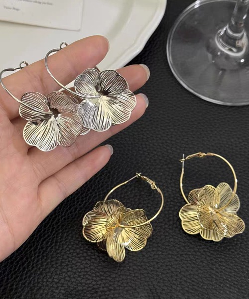 LA VORAGINE(ラ ヴォラジネ)の「立体フラワーピアス 2 色 大ぶり ゴールド / シルバー(ピアス(両耳用)・レディース・GOLD/Silver・FREE)」の5枚目の写真