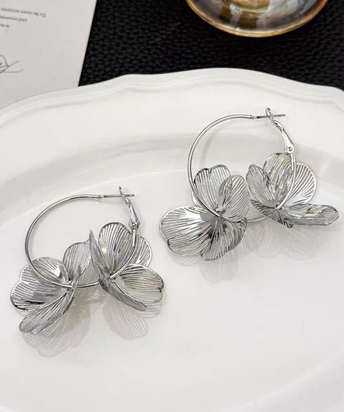 LA VORAGINE(ラ ヴォラジネ)の「立体フラワーピアス 2 色 大ぶり ゴールド / シルバー(ピアス(両耳用)・レディース・GOLD/Silver・FREE)」の8枚目の写真