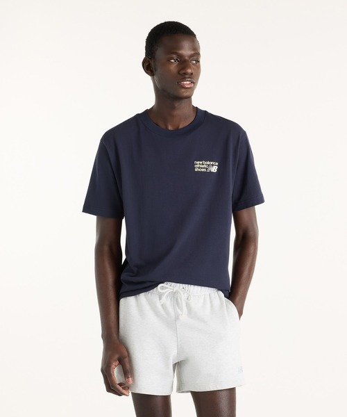 NEW BALANCE(ニューバランス)の「Athletics プレミアム ロゴ リラックス ショートスリーブTシャツ(Tシャツ/カットソー・メンズ・カーキブラウン/スミクロ・XX-LARGE/X-LARGE/LARGE/MEDIUM/SMALL)」の1枚目の写真