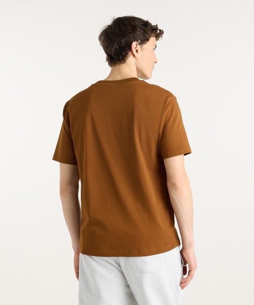NEW BALANCE(ニューバランス)の「Athletics プレミアム ロゴ リラックス ショートスリーブTシャツ(Tシャツ/カットソー・メンズ・カーキブラウン/スミクロ・XX-LARGE/X-LARGE/LARGE/MEDIUM/SMALL)」の7枚目の写真