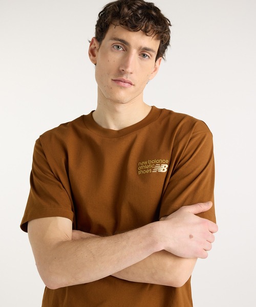NEW BALANCE(ニューバランス)の「Athletics プレミアム ロゴ リラックス ショートスリーブTシャツ(Tシャツ/カットソー・メンズ・カーキブラウン/スミクロ・XX-LARGE/X-LARGE/LARGE/MEDIUM/SMALL)」の8枚目の写真