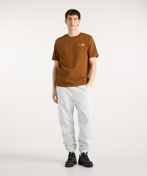 NEW BALANCE(ニューバランス)の「Athletics プレミアム ロゴ リラックス ショートスリーブTシャツ(Tシャツ/カットソー・メンズ・カーキブラウン/スミクロ・XX-LARGE/X-LARGE/LARGE/MEDIUM/SMALL)」の10枚目の写真