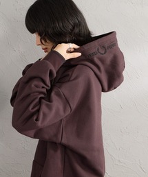 FRED PERRY（フレッドペリー）の「【WEB先行予約】[FRED PERRY フレッドペリー] 別注 フードロゴ刺繍スウェットパーカー（パーカー）」