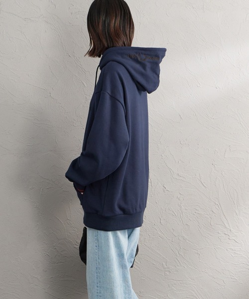 FRED PERRY（フレッドペリー）の「【WEB先行予約】[FRED PERRY/フレッドペリー] 別注 フードロゴ刺繍スウェットパーカー（パーカー・レディース・サックスブルー/ブラック/ブラウン/ネイビー/オートミール・XL/L/M/S）」の6枚目の写真