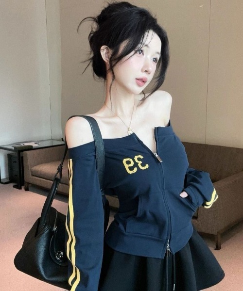Ritzy(リッツィー)の「オフショルダー数字プリントジップTシャツ(Tシャツ/カットソー・レディース・ネイビー/ブラック・S/M)」の1枚目の写真