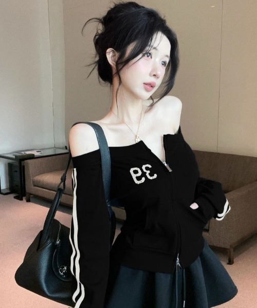 Ritzy(リッツィー)の「オフショルダー数字プリントジップTシャツ(Tシャツ/カットソー・レディース・ネイビー/ブラック・S/M)」の2枚目の写真