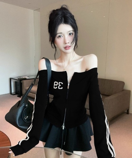 Ritzy(リッツィー)の「オフショルダー数字プリントジップTシャツ(Tシャツ/カットソー・レディース・ネイビー/ブラック・S/M)」の4枚目の写真