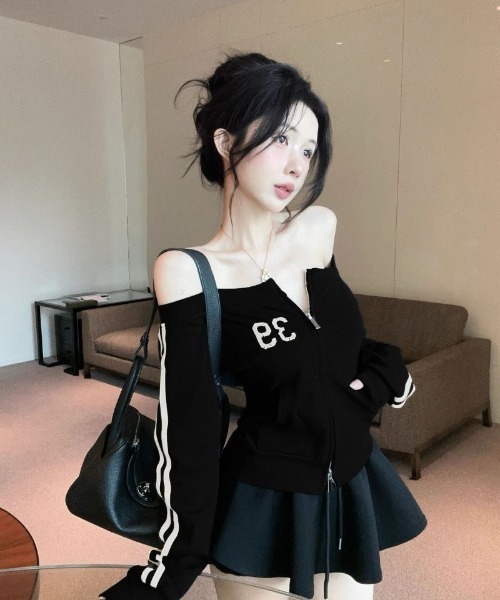 Ritzy(リッツィー)の「オフショルダー数字プリントジップTシャツ(Tシャツ/カットソー・レディース・ネイビー/ブラック・S/M)」の5枚目の写真