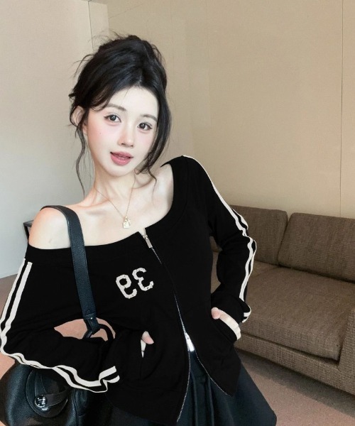Ritzy(リッツィー)の「オフショルダー数字プリントジップTシャツ(Tシャツ/カットソー・レディース・ネイビー/ブラック・S/M)」の6枚目の写真