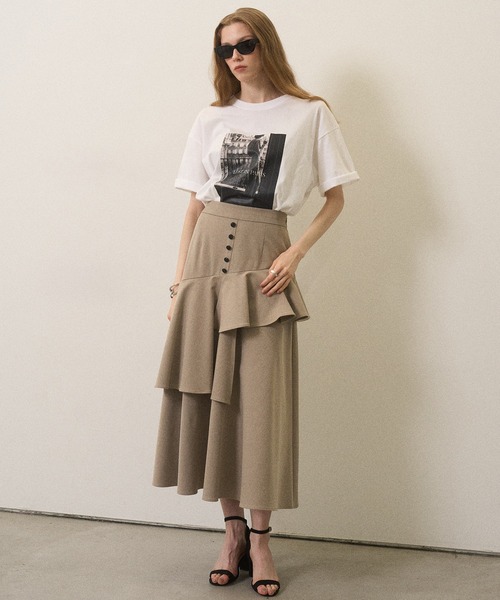 MIELI INVARIANT(ミエリインヴァリアント)の「Marine Peplum Asymmetry Skirt(スカート・レディース・ベージュ/ブラック・MEDIUM/SMALL)」の4枚目の写真