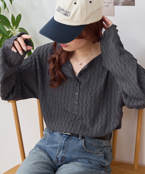 MONO-MART（モノマート）の「【ポコポコ メロー 優秀】ヘンリーネックプルオーバー (UVカット・吸水速乾・毛玉防止・マシンウォッシャブル・イージーケア)（Tシャツ/カットソー・レディース・チャコール/ネイビー/グレイッシュブルー/ブラック/ピンク/カーキオリーブ/オフホワイト/イエロー/ダークブラウン・L/M）」の3枚目の写真