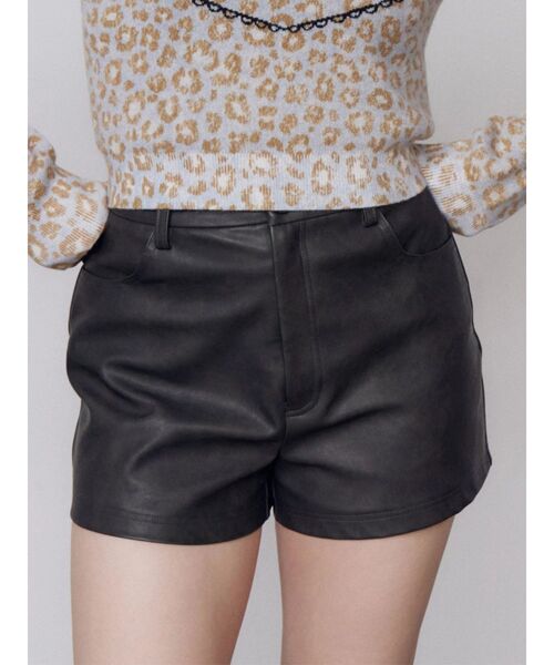 EMODA(エモダ)の「FAUXレザーショートパンツ(その他パンツ・レディース・ベージュ/ブラウン/ブラック・SMALL/MEDIUM)」の4枚目の写真