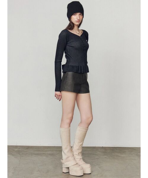 EMODA(エモダ)の「FAUXレザーショートパンツ(その他パンツ・レディース・ベージュ/ブラウン/ブラック・SMALL/MEDIUM)」の22枚目の写真