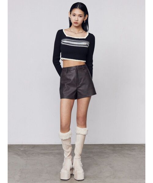 EMODA(エモダ)の「FAUXレザーショートパンツ(その他パンツ・レディース・ベージュ/ブラウン/ブラック・SMALL/MEDIUM)」の5枚目の写真