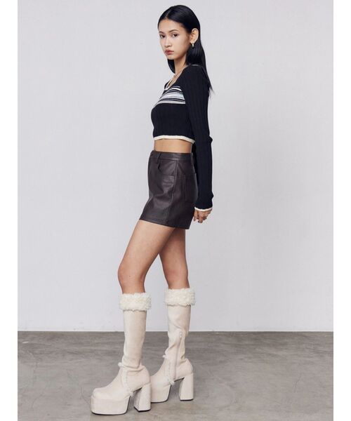 EMODA(エモダ)の「FAUXレザーショートパンツ(その他パンツ・レディース・ベージュ/ブラウン/ブラック・SMALL/MEDIUM)」の6枚目の写真