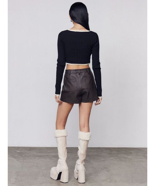 EMODA(エモダ)の「FAUXレザーショートパンツ(その他パンツ・レディース・ベージュ/ブラウン/ブラック・SMALL/MEDIUM)」の7枚目の写真