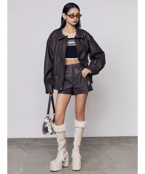 EMODA(エモダ)の「FAUXレザーショートパンツ(その他パンツ・レディース・ベージュ/ブラウン/ブラック・SMALL/MEDIUM)」の12枚目の写真