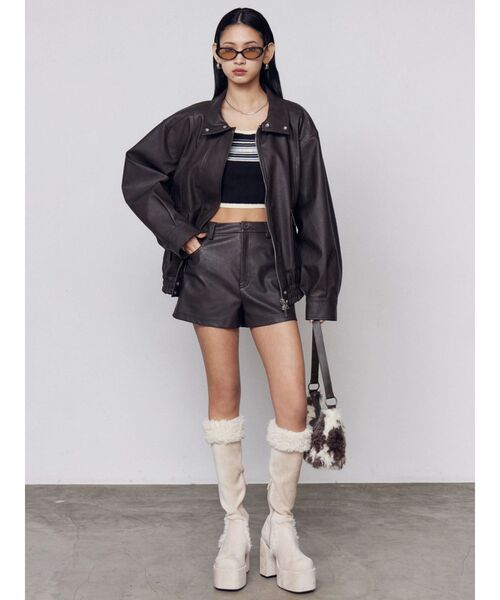 EMODA(エモダ)の「FAUXレザーショートパンツ(その他パンツ・レディース・ベージュ/ブラウン/ブラック・SMALL/MEDIUM)」の13枚目の写真
