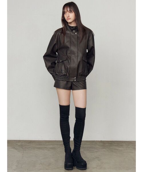 EMODA(エモダ)の「FAUXレザーショートパンツ(その他パンツ・レディース・ベージュ/ブラウン/ブラック・SMALL/MEDIUM)」の17枚目の写真