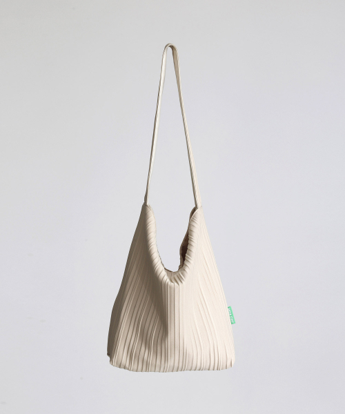 GREEN STUFF(グリーンスタッフ)の「seem full bag 62 - random pleats beige(ショルダーバッグ・レディース・その他・FREE)」の1枚目の写真