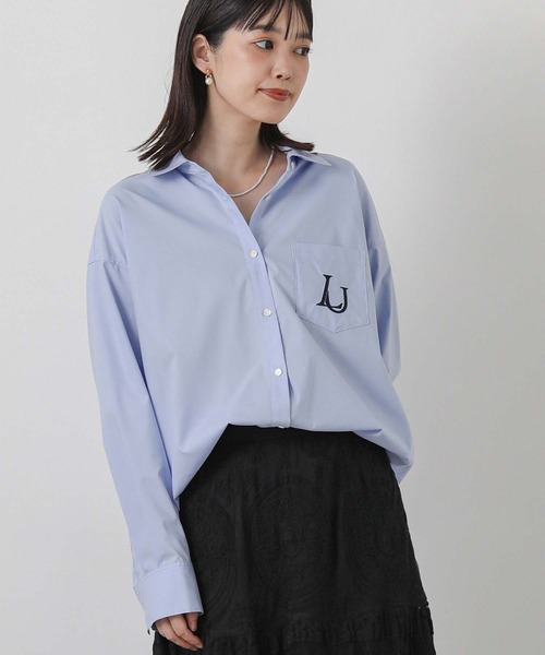 Gready Brilliant(グレディブリリアン)の「刺繍BASICシャツ(シャツ/ブラウス・レディース・サックスブルー/オフホワイト/ストライプ・38)」の3枚目の写真