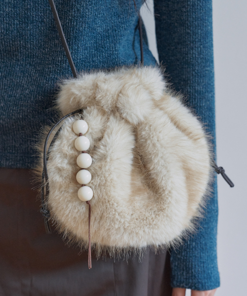 POESIEDAME(ポエジダム)の「FUR BUD BAG IN BAKED CREAM(メッセンジャーバッグ・レディース・その他・FREE)」の1枚目の写真