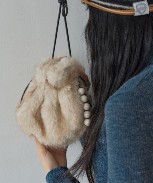 POESIEDAME(ポエジダム)の「FUR BUD BAG IN BAKED CREAM(メッセンジャーバッグ・レディース・その他・FREE)」の2枚目の写真