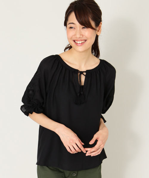 NATURAL BEAUTY BASIC（ナチュラルビューティーベーシック）の「刺しゅうスリーブブラウス（シャツ/ブラウス・レディース・イエロー/ホワイト系その他/ブラック・SMALL/MEDIUM）」の3枚目の写真