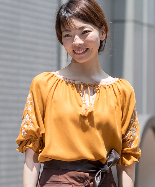 NATURAL BEAUTY BASIC（ナチュラルビューティーベーシック）の「刺しゅうスリーブブラウス（シャツ/ブラウス・レディース・イエロー/ホワイト系その他/ブラック・SMALL/MEDIUM）」の15枚目の写真