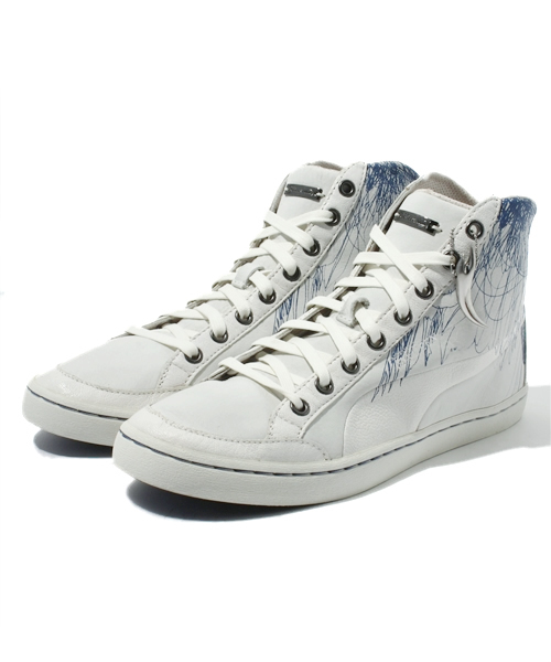 alcali(アルカリ)の「Alexander McQueen PUMA / スニーカー(EAGLE PRINT MID UNI)(スニーカー・メンズ・オフホワイト/ブラック・3/4/5)」の2枚目の写真