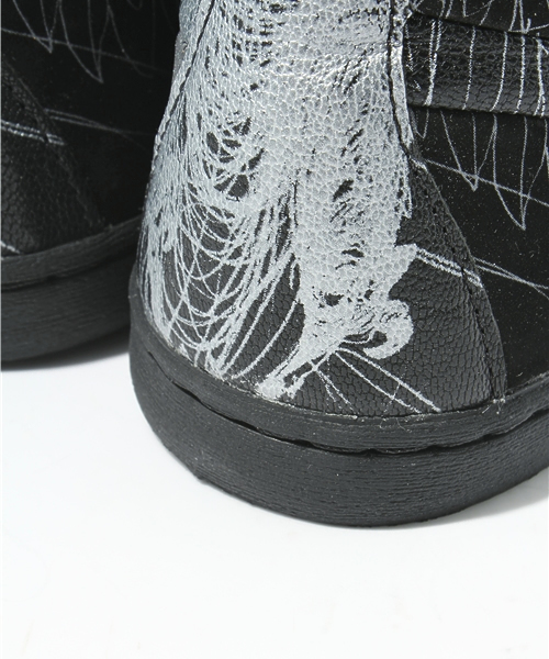 alcali(アルカリ)の「Alexander McQueen PUMA / スニーカー(EAGLE PRINT MID UNI)(スニーカー・メンズ・オフホワイト/ブラック・3/4/5)」の9枚目の写真