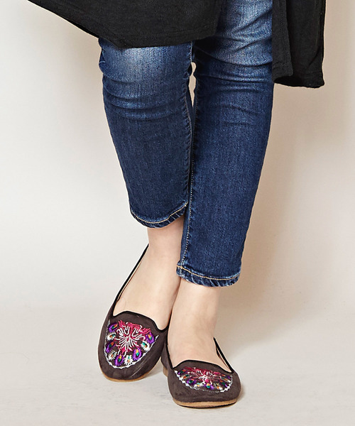 チャイハネ（チャイハネ）の「【チャイハネ】フォークロア刺繍フラットパンプス（パンプス・レディース・ブラック/コバルトブルー/イエロー/パープル・LARGE/MEDIUM）」の2枚目の写真