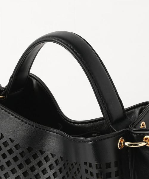 BEAUTY&YOUTH UNITED ARROWS（ビューティーアンドユースユナイテッドアローズ）の「BY フェイクレザー カットワークバッグ -2WAY- o（ショルダーバッグ・レディース・ブラック/ナチュラル・FREE）」の5枚目の写真