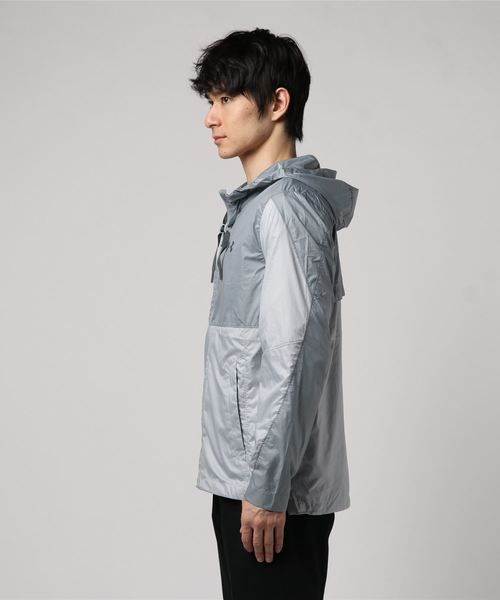 UNDER ARMOUR（アンダーアーマー）の「メンズアウトドアジャケット / プリベイルウィンドブレーカー（ナイロンジャケット・メンズ・ライトグレー/ブラック×グレー・MD/SM/XL/LG）」の3枚目の写真