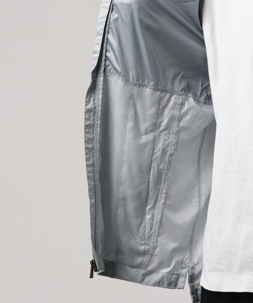 UNDER ARMOUR（アンダーアーマー）の「メンズアウトドアジャケット / プリベイルウィンドブレーカー（ナイロンジャケット・メンズ・ライトグレー/ブラック×グレー・MD/SM/XL/LG）」の5枚目の写真